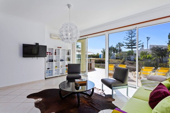 Télévision, chaîne hi-fi