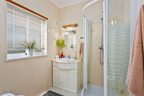 Ensemble douche/baignoire, sèche-cheveux, bidet, serviettes fournies
