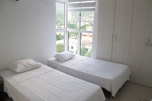 3 عدّة غرف نوم ومكواة/لوح كي وواي فاي وملاءات أسرّة