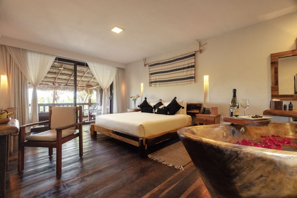 1 kamar tidur, seprai premium, minibar, dan brankas
