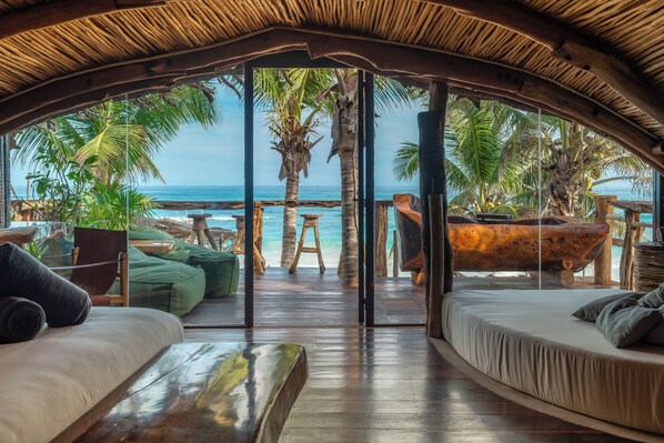 Premium studio suite, 1 slaapkamer, uitzicht op zee, aan zee | Terras