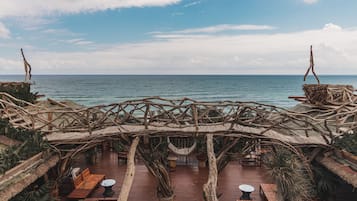 3 restaurants; breakfast, lunch, and dinner served