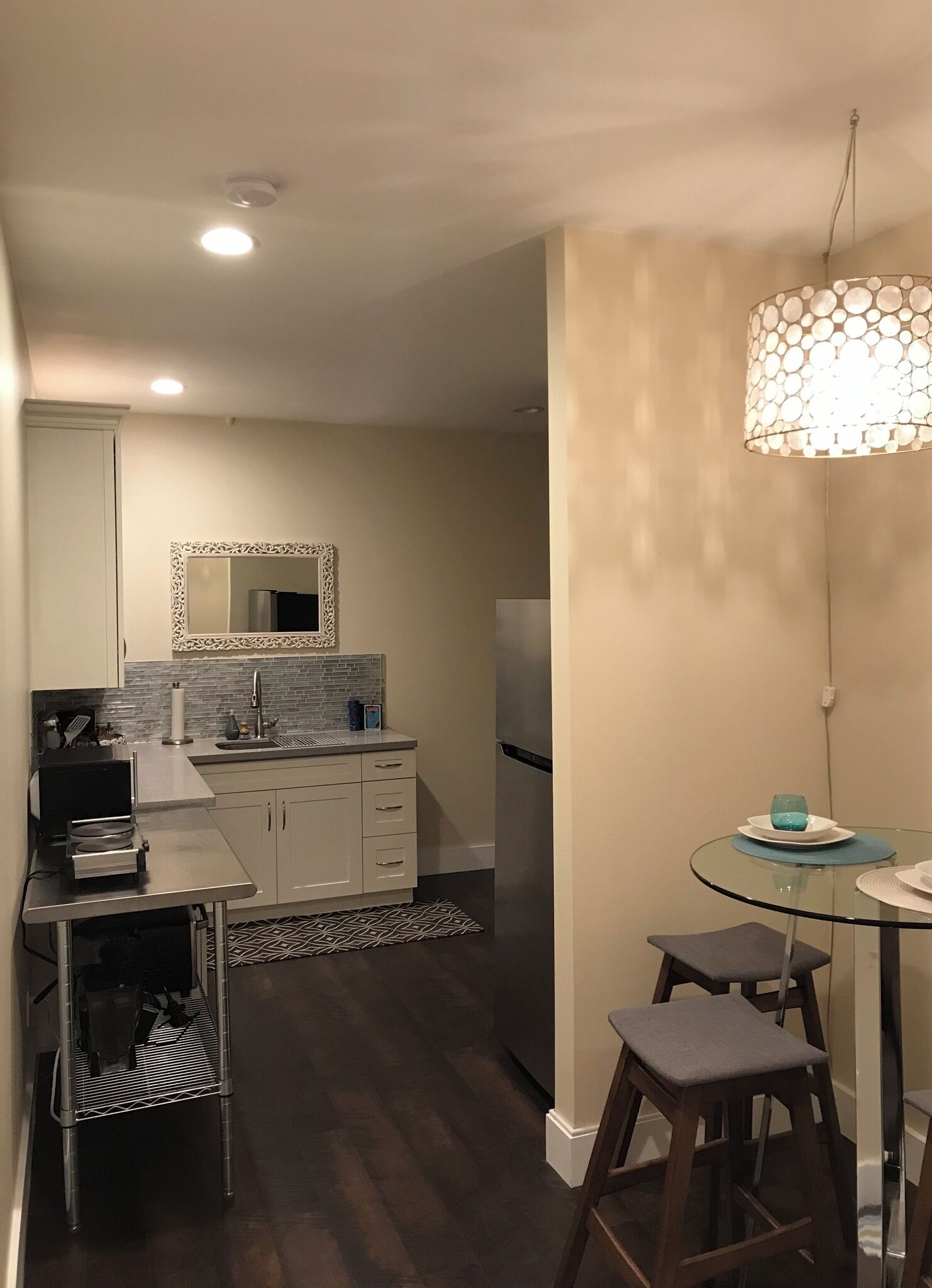 Jääkaappi, mikroaaltouuni, kahvin-/teenkeitin, leivänpaahdin