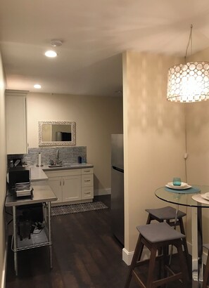 Réfrigérateur, micro-ondes, cafetière/bouilloire, grille-pain