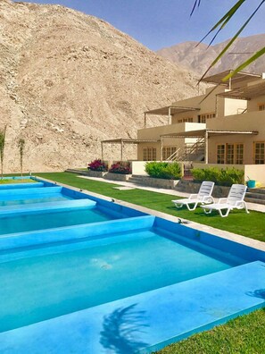 2 piscinas al aire libre, sombrillas, sillones reclinables de piscina