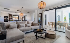 Flat-screen TV, fireplace - Elegant Villa with sea Views & Pool Marbella (Marbella)