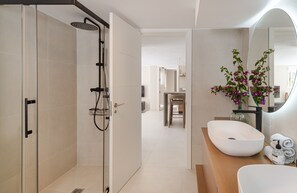 Badewanne, Haartrockner, Handtücher