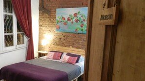 Basic Double Room, 1 Queen Bed, Partial Ocean View | Premium bedding, in-room safe, free WiFi, individually decorated - Hostal Boutique Carampangue (Valparaiso)