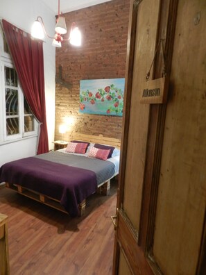 베이직 더블룸, 퀸사이즈침대 1개, 부분 바다 전망 | 고급 침구, 객실 내 금고, 각각 다른 스타일의 인테리어, 각각 다르게 가구 비치