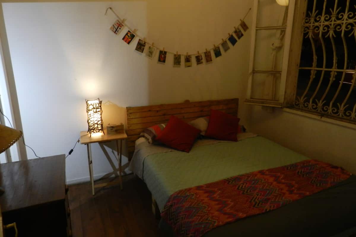 Standaard tweepersoonskamer, 1 queensize bed, gedeeltelijk uitzicht op oceaan | Luxe beddengoed, een kluis op de kamer, individueel gedecoreerd