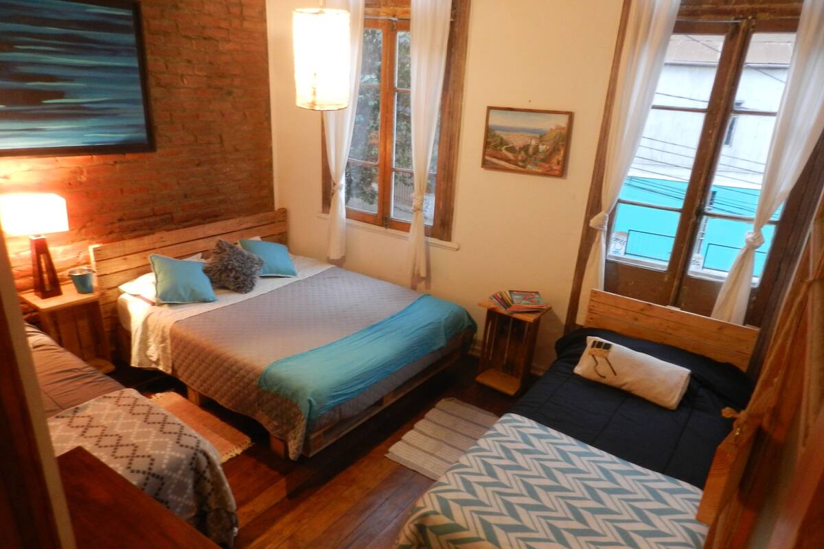 Familiekamer, meerdere bedden, gedeeltelijk uitzicht op oceaan, uitzicht op zee | Luxe beddengoed, een kluis op de kamer, individueel gedecoreerd