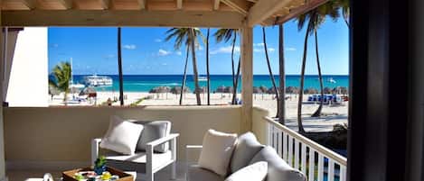 Daily cooked-to-order breakfast (USD 20 per person)