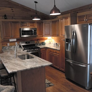 Fridge, microwave, oven, stovetop - Chestatee River Cabin (Dahlonega)