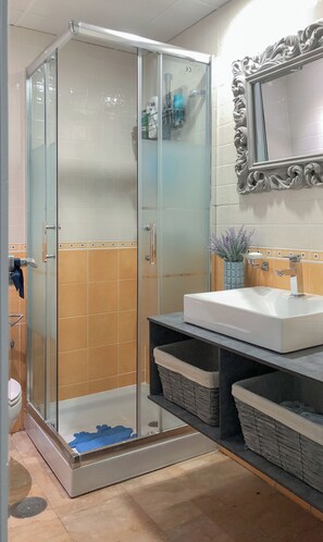 Dusche, Haartrockner, Handtücher, Seife