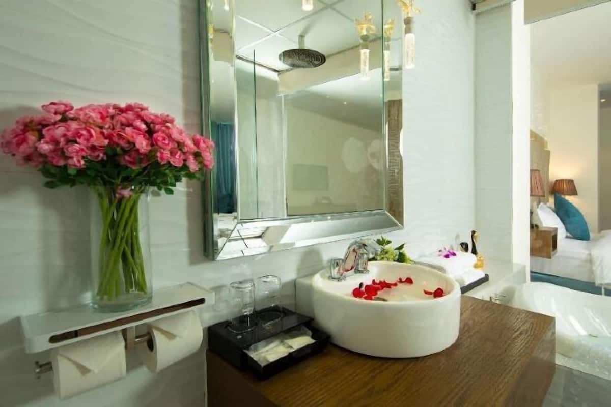 Banheiro | Banheira e chuveiro separados, banheiras de fontes termais