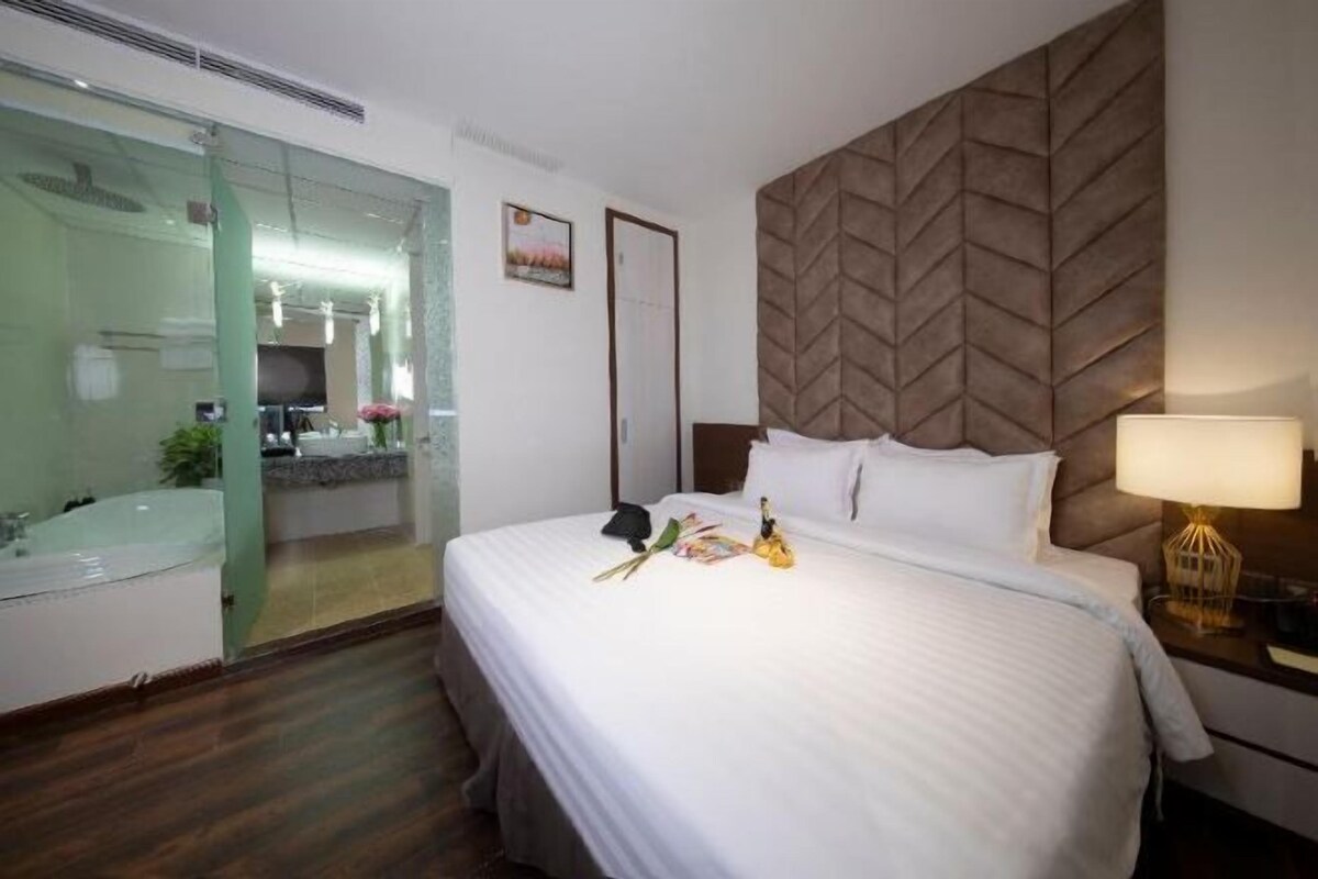 Premium bedding, minibar, in-room safe, desk