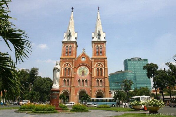 Una iglesia grande con dos torres y una estatua en la fachada.