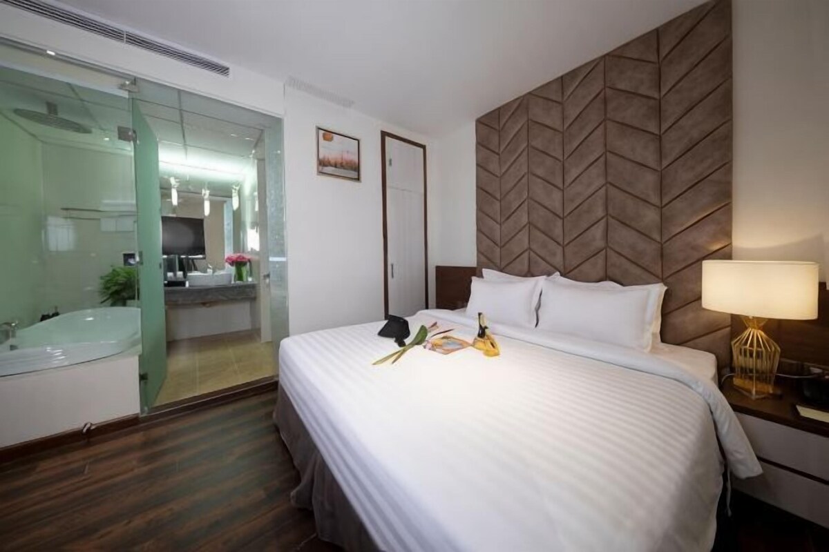 Premium bedding, minibar, in-room safe, desk