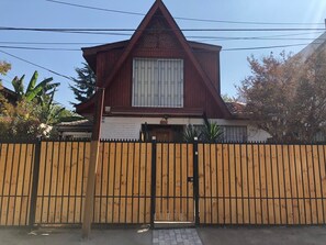 Front of property - Bed and Breakfast Tomás Moro (Santiago)