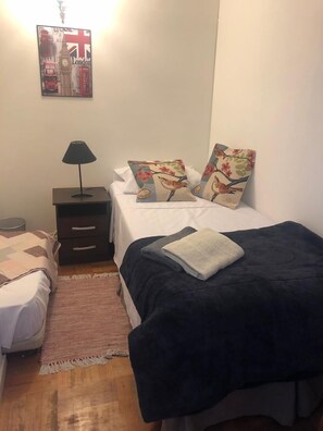 Standard Twin Room, 2 Twin Beds, Shared Bathroom (Pieza 2) | Blackout drapes, iron/ironing board, rollaway beds, free WiFi - Bed and Breakfast Tomás Moro (Santiago)