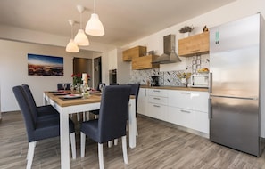 Fridge, microwave, stovetop, dishwasher