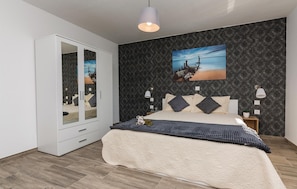 3 bedrooms, in-room safe, travel cot, free WiFi