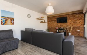 TV, table tennis - Gorgeous home in Radosinovci with sauna (Radosinovci)