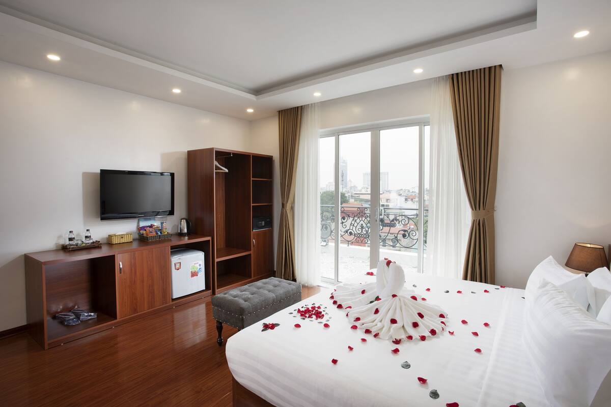 Deluxe Double Room, 1 Queen Bed | Minibar, in-room safe, desk, rollaway beds (surcharge)