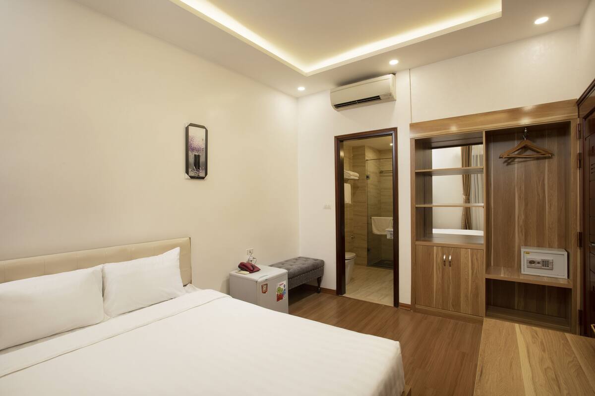 Minibar, in-room safe, desk, rollaway beds (surcharge)