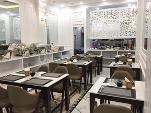 Breakfast, lunch and dinner served - Cosmo Garden Hotel & Spa (Hanoi)