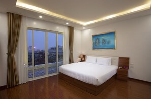 Deluxe Double Room, 1 Queen Bed | Minibar, in-room safe, desk, rollaway beds - Cosmo Garden Hotel & Spa (Hanoi)