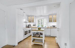 Refrigerador, parrilla de estufa, lavavajillas y cafetera y tetera 