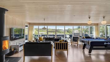 TV, fireplace, foosball, table tennis