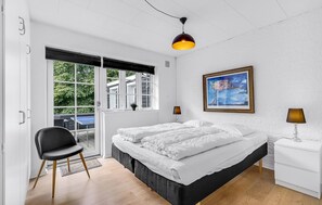 8 bedrooms, travel crib, WiFi