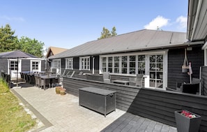 Outdoor dining - Nice home in Nørre Nebel with sauna (Nørre Nebel)