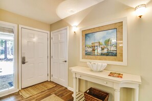 3 makuuhuonetta, työpöytä, ilmainen kiinteä internetyhteys