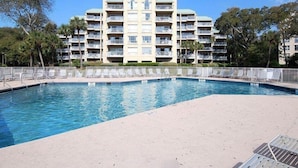 Outdoor pool - Barrington Court 117 (Hilton Head Island)