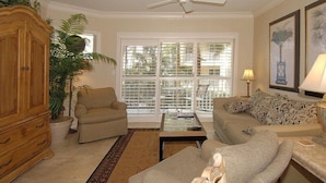Living area - Barrington Court 117 (Hilton Head Island)