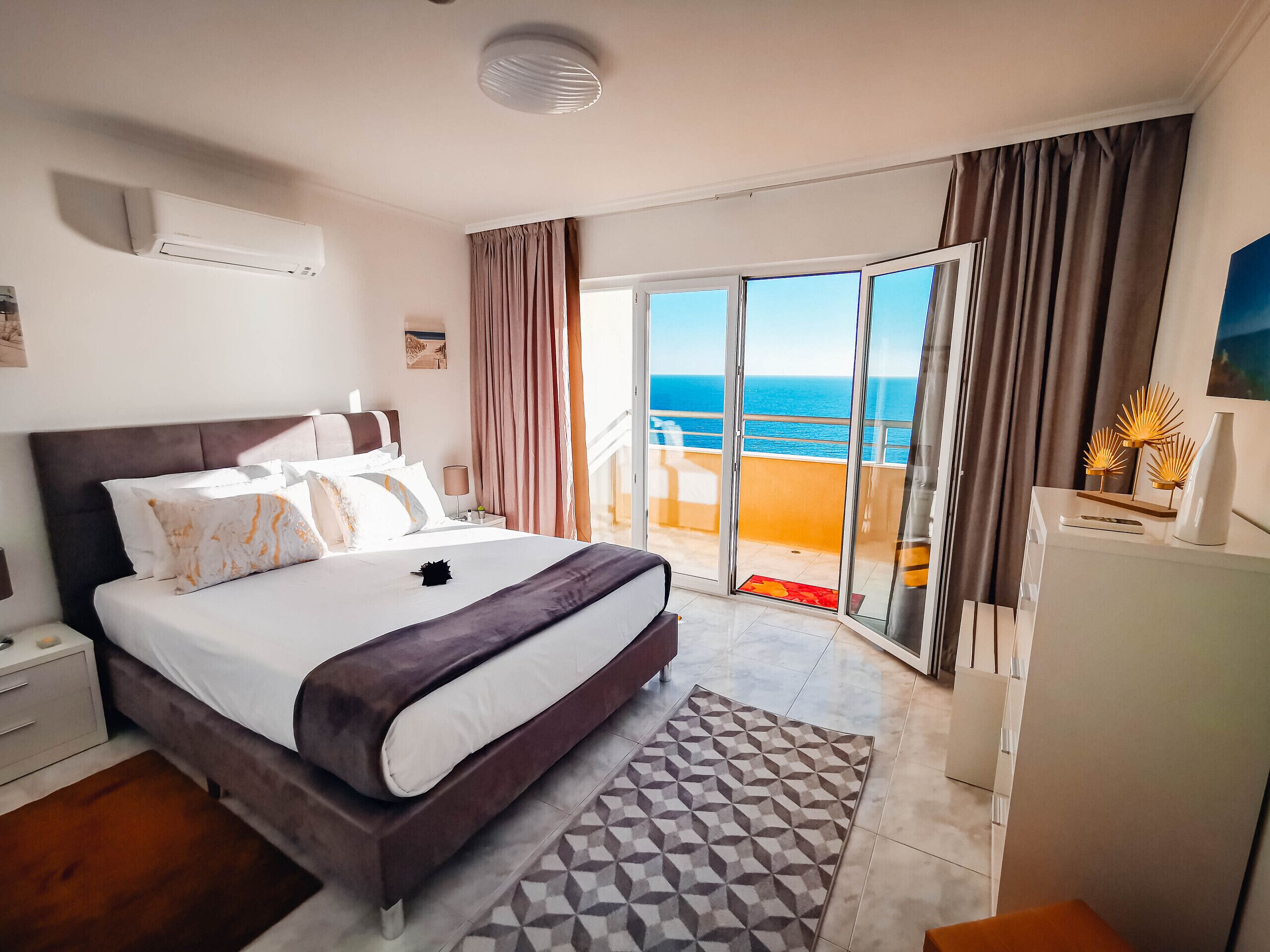 Fer et planche à repasser, Wi-Fi gratuit, draps fournis