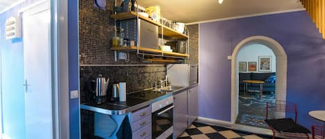 Fridge, stovetop, dishwasher, coffee/tea maker