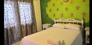 Decoración personalizada, muebles diferentes y cortinas blackout 