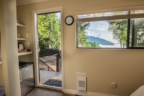 Panoramic Room, River View | Mini fridge - The Fraser River's Edge B&B Lodge (Chilliwack)