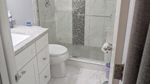 Ensemble douche/baignoire, serviettes fournies