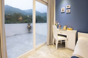 Superior Triple Room | Peralatan tempat tidur premium, meja, seterika/papan seterika 