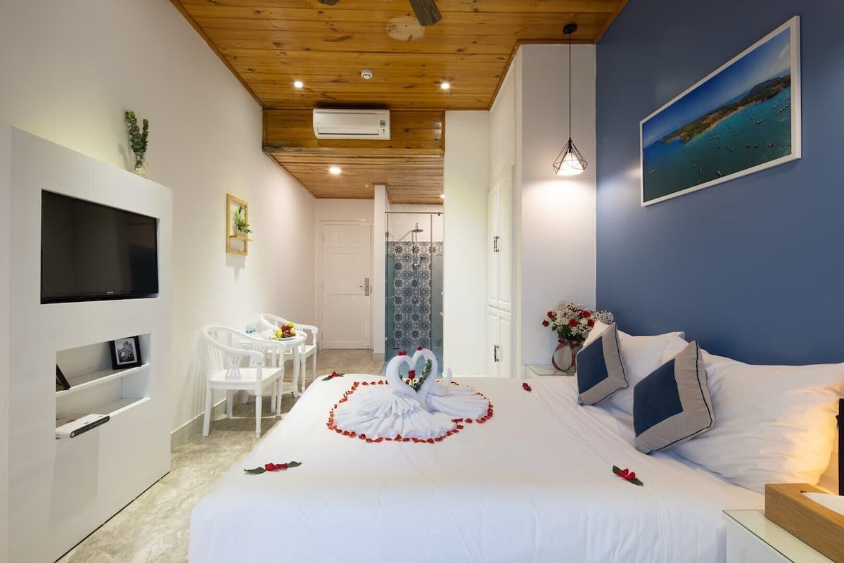 Phòng đôi Deluxe, quang cảnh biển | Bộ đồ giường cao cấp, bàn, bàn ủi/dụng cụ ủi quần áo
