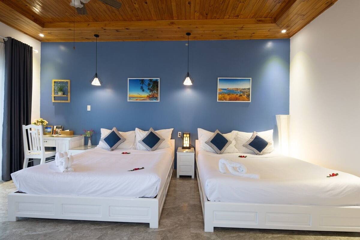 Family With Sea View | Bộ đồ giường cao cấp, bàn, bàn ủi/dụng cụ ủi quần áo