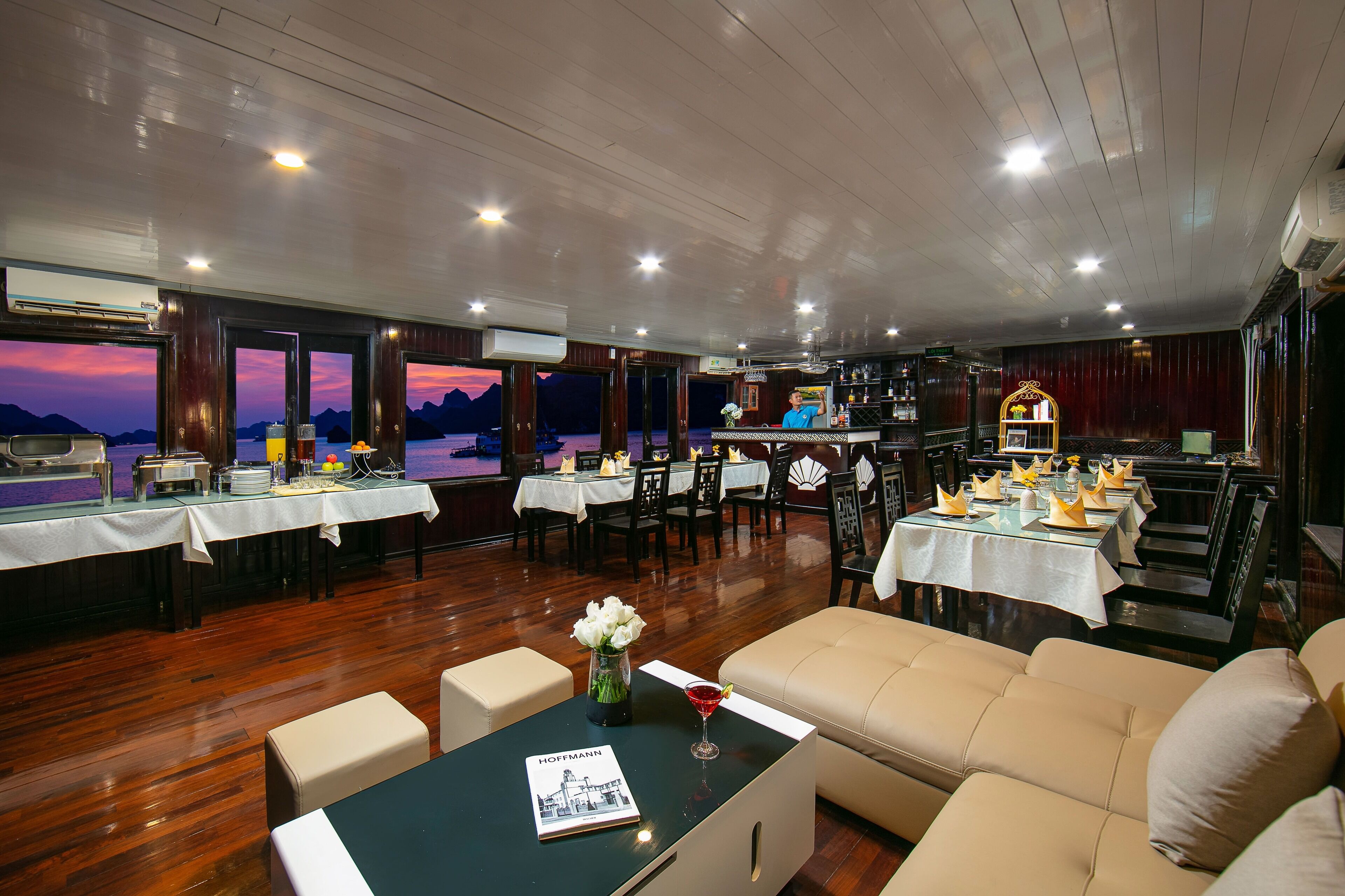 Phục vụ bữa sáng, bữa trưa, bữa tối, món địa phương và quốc tế 