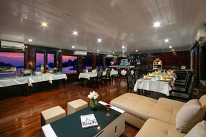 Serveert ontbijt, lunch, diner, lokale en internationale gerechten