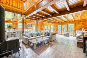 Una Smart TV, una chimenea, videojuegos, Netflix