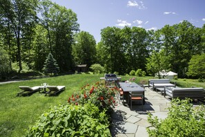 Outdoor dining - Luxurious & Enchanting Log House in Heart of Hudson Valley/Catskills, Upstate NY (Saugerties)